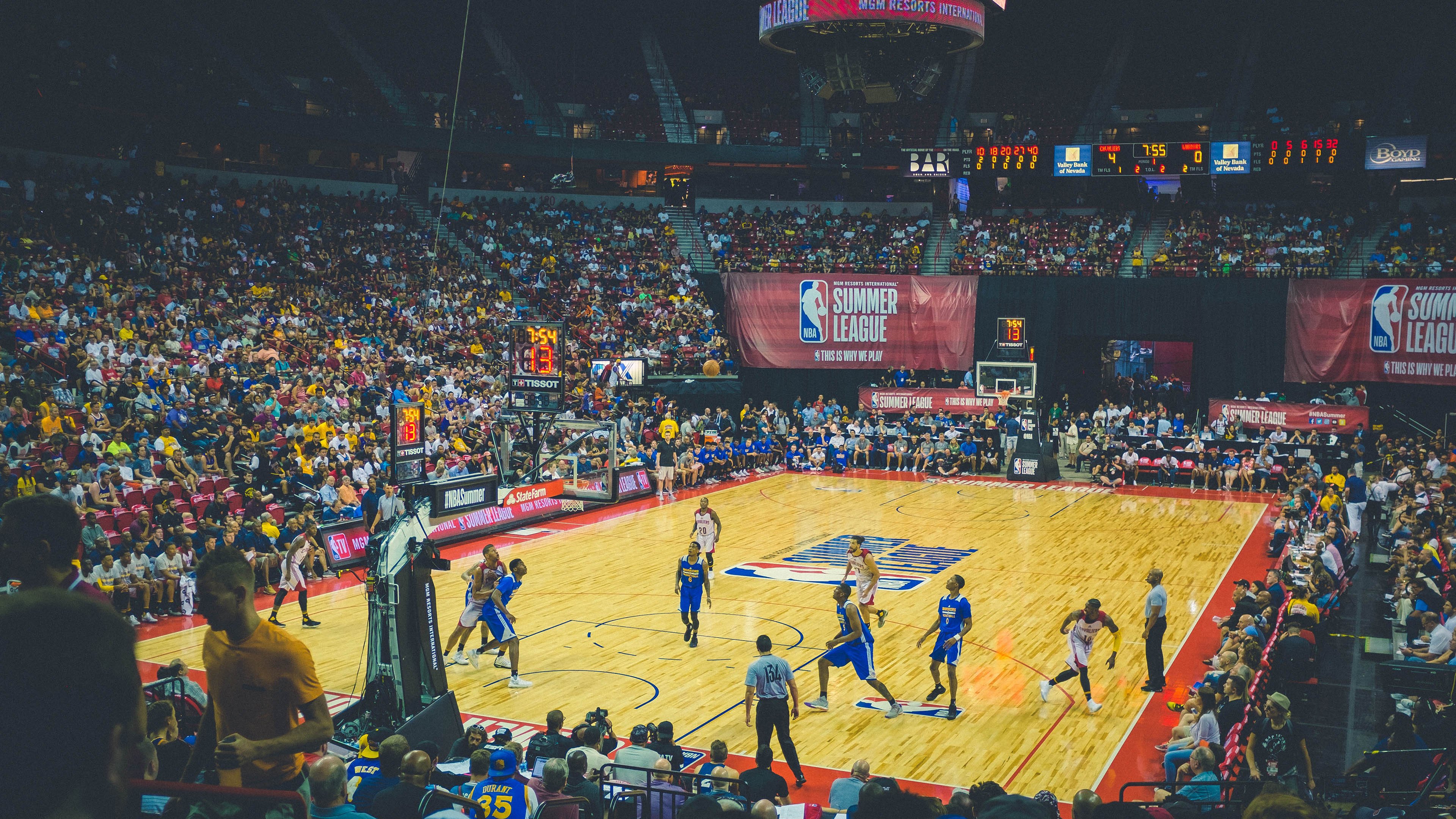 年度焦点之战之夜,阿劳霍关键节点连续得分,改写比赛走向