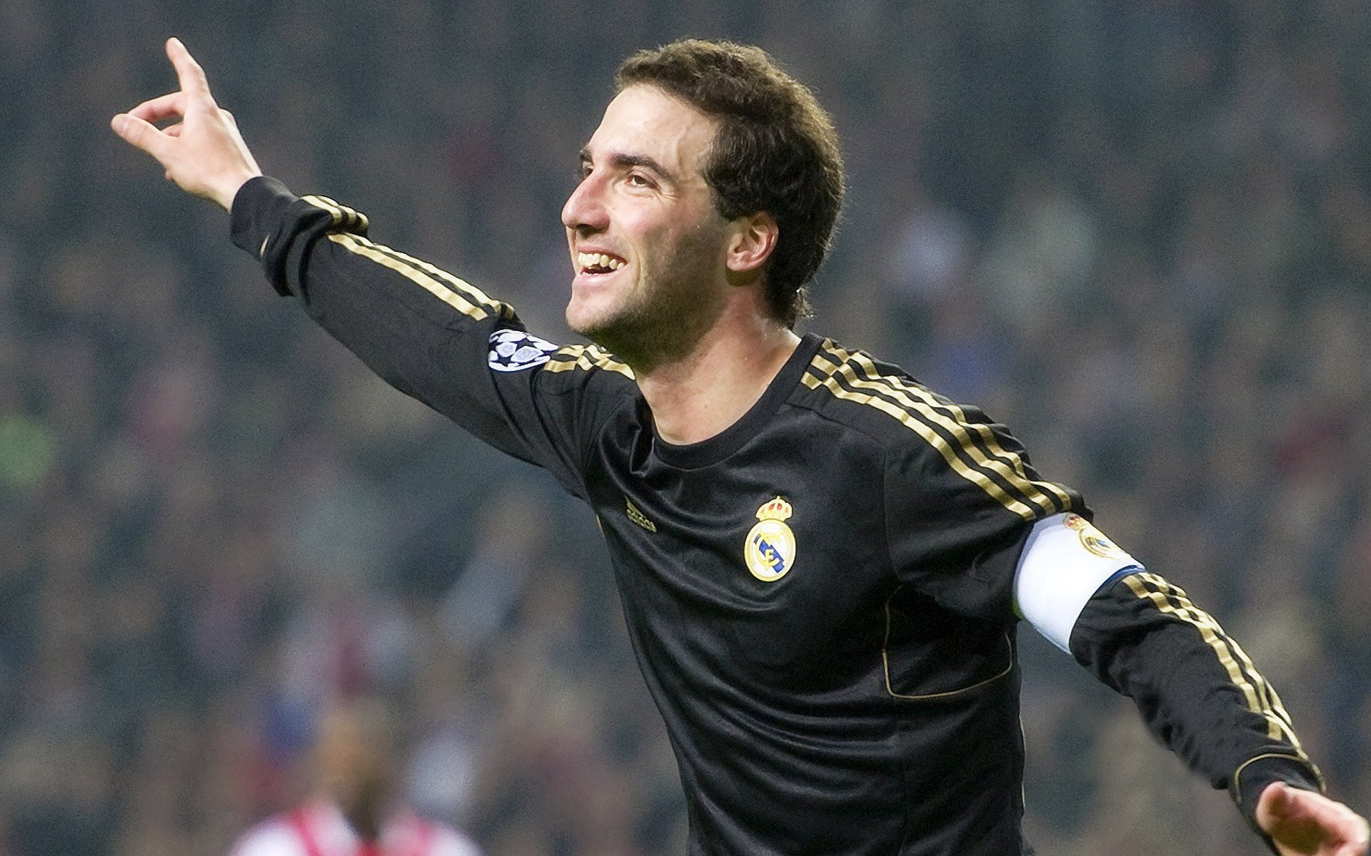 当红魔斩落红蓝,梅西却在另一片战场宣告,谁才是德比真正的主宰