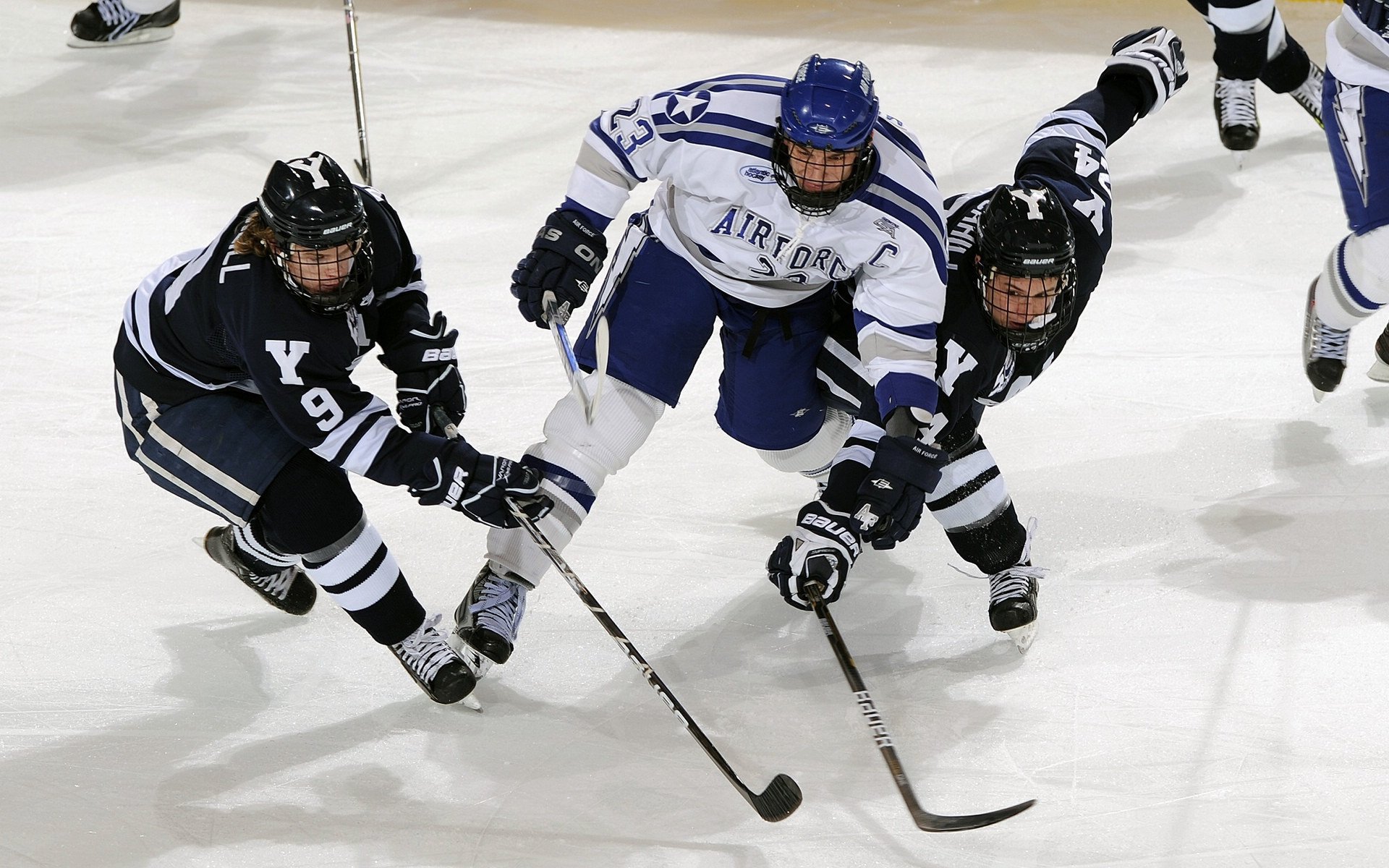 当孤鹰掠过紫金之巅，哈登季后赛接管时刻与湖鹰对决的永恒回响